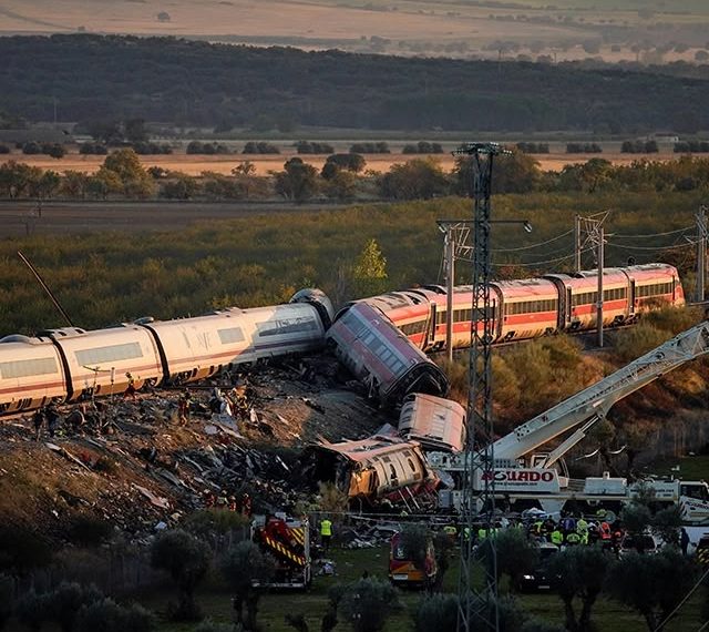Ισπανία: Θρήνος για τους 68 νεκρούς από τη σύγκρουση τρένων: Η εντολή που προηγήθηκε της τραγωδίας και τα πέντε κρίσιμα λεπτά