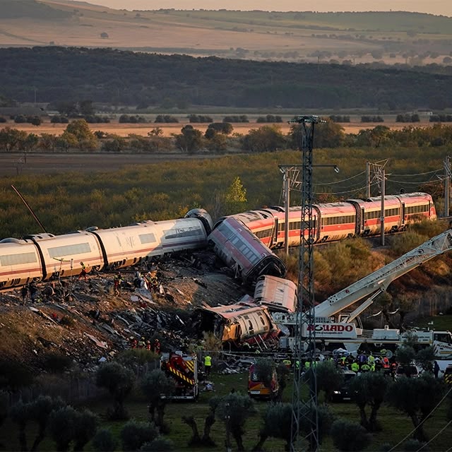Ισπανία: Θρήνος για τους 68 νεκρούς από τη σύγκρουση τρένων: Η εντολή που προηγήθηκε της τραγωδίας και τα πέντε κρίσιμα λεπτά