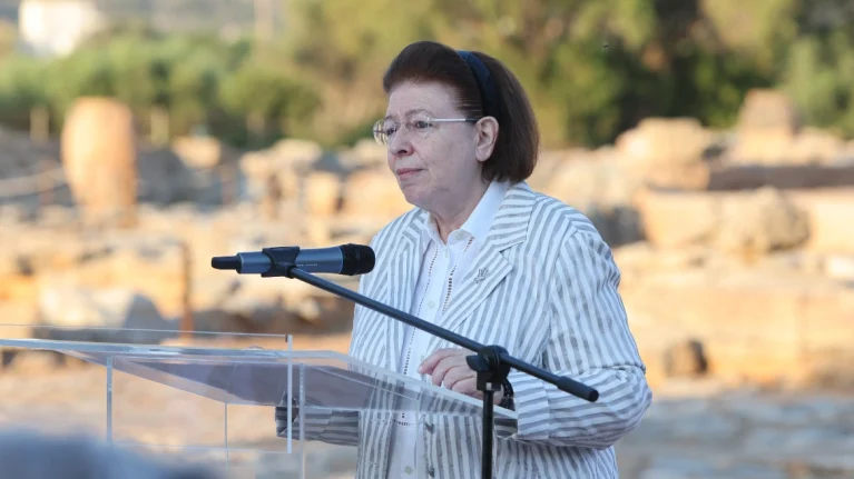 Μενδώνη στη Βουλή για την αφίσα συνεδρίου με τη σημαία της Βέρμαχτ πάνω από την Ακρόπολη: Κακώς την επέλεξαν