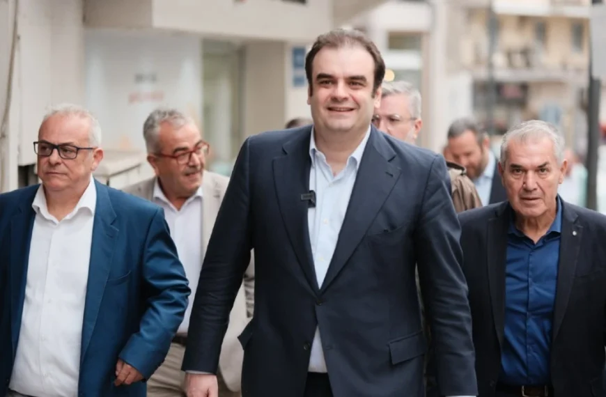 Κυριάκος Μητσοτάκης: Έφτασε στη Λάρισα - Πέταξε πάνω από πληγείσες περιοχές, μίλησε με πλημμυροπαθείς 3 Πιερρακάκης