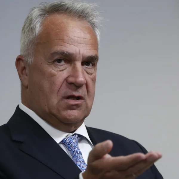 Βορίδης για Καραμανλή: Δεν έχει ξεπεράσει το όριο, λέει τη γνώμη του