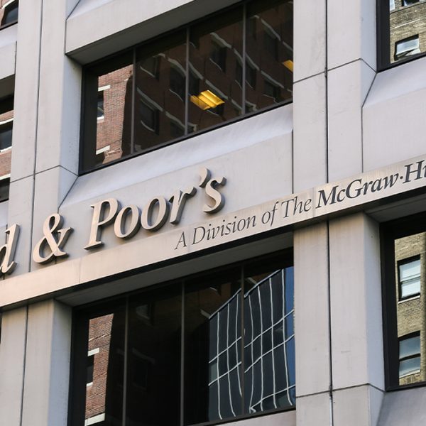 S&P: Τι θα αποφασίσει το βράδυ της Παρασκευής για την Ελλάδα, πόσο πιθανή είναι η αναβάθμιση